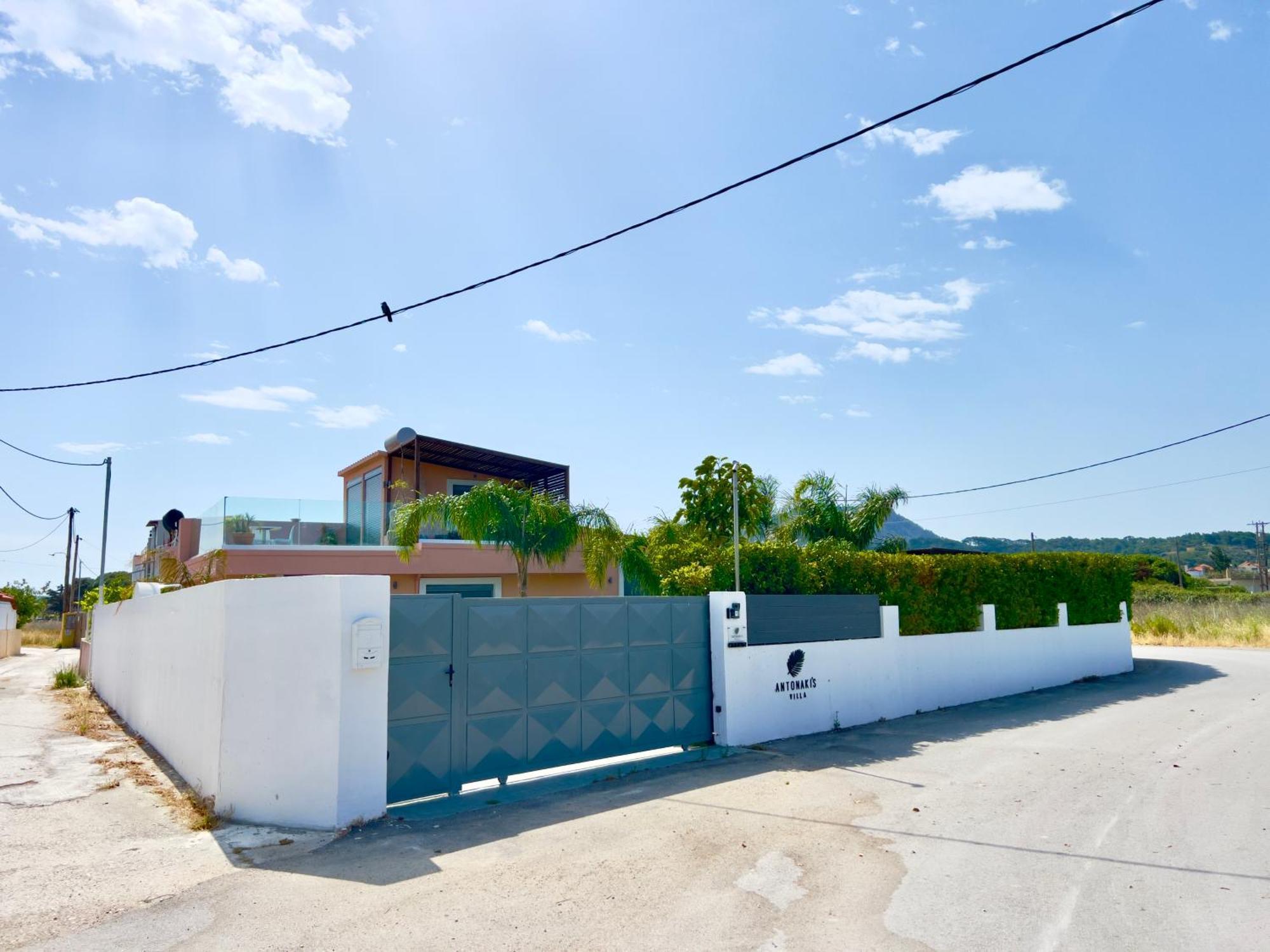 Antonakisvilla - Luxury Pool, Jacuzzi & Seaview Retreat Villa *